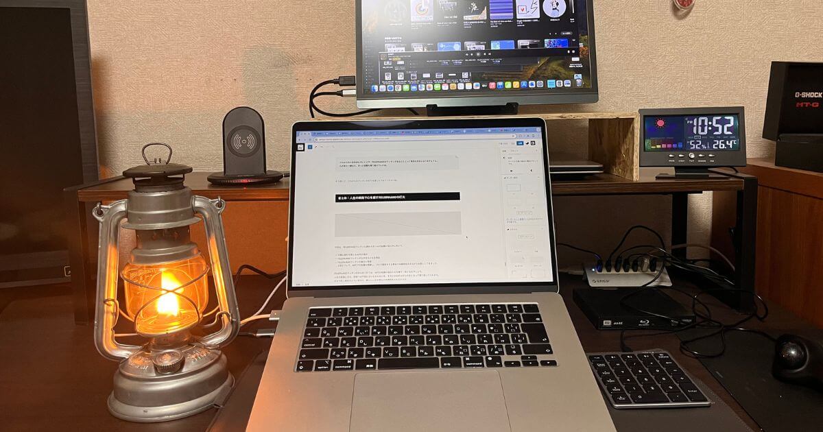 デスクトップパソコンとオイルランタンが置いてある домашний офис