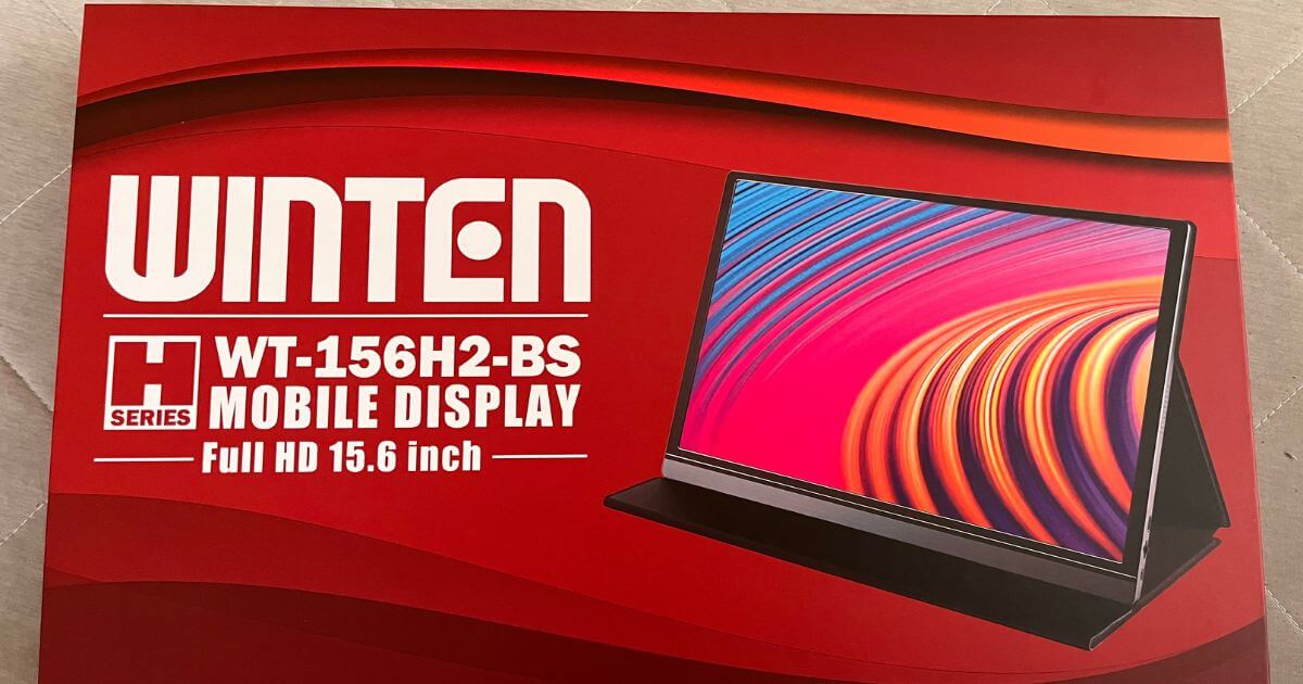 鮮やかな色の抽象的な渦巻き模様を表示したWinten WT-156H2-BSモバイルディスプレイの赤い箱